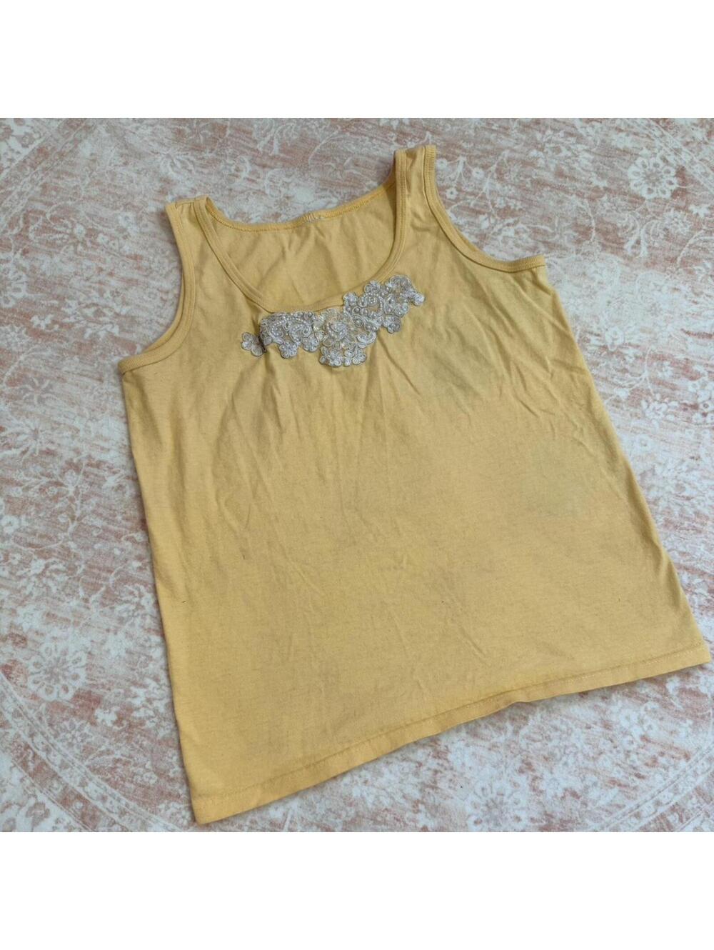 Vintage pastel yellow lace appliqué tank top 🌼